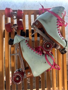 Moxi Beach Bunny Multicolor Patterned Roller Skate
